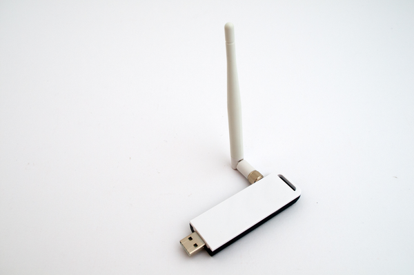 공유기에 여러대에 컴퓨터가 연결되어 있고, 공유기 옆에 경고 표시가 놓여져 있음