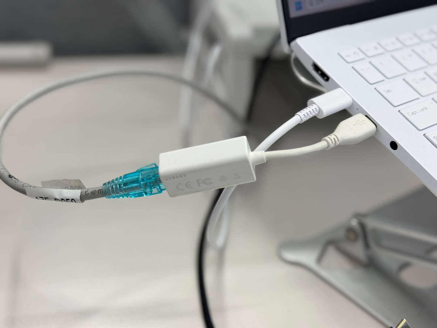 노트북에 랜선을 연결한 이미지