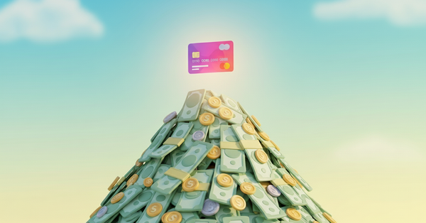 돈들이 산처럼 쌓여있고 그 위에 할인카드가 있는 이미지
